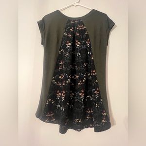 T-shirt with back floral accent